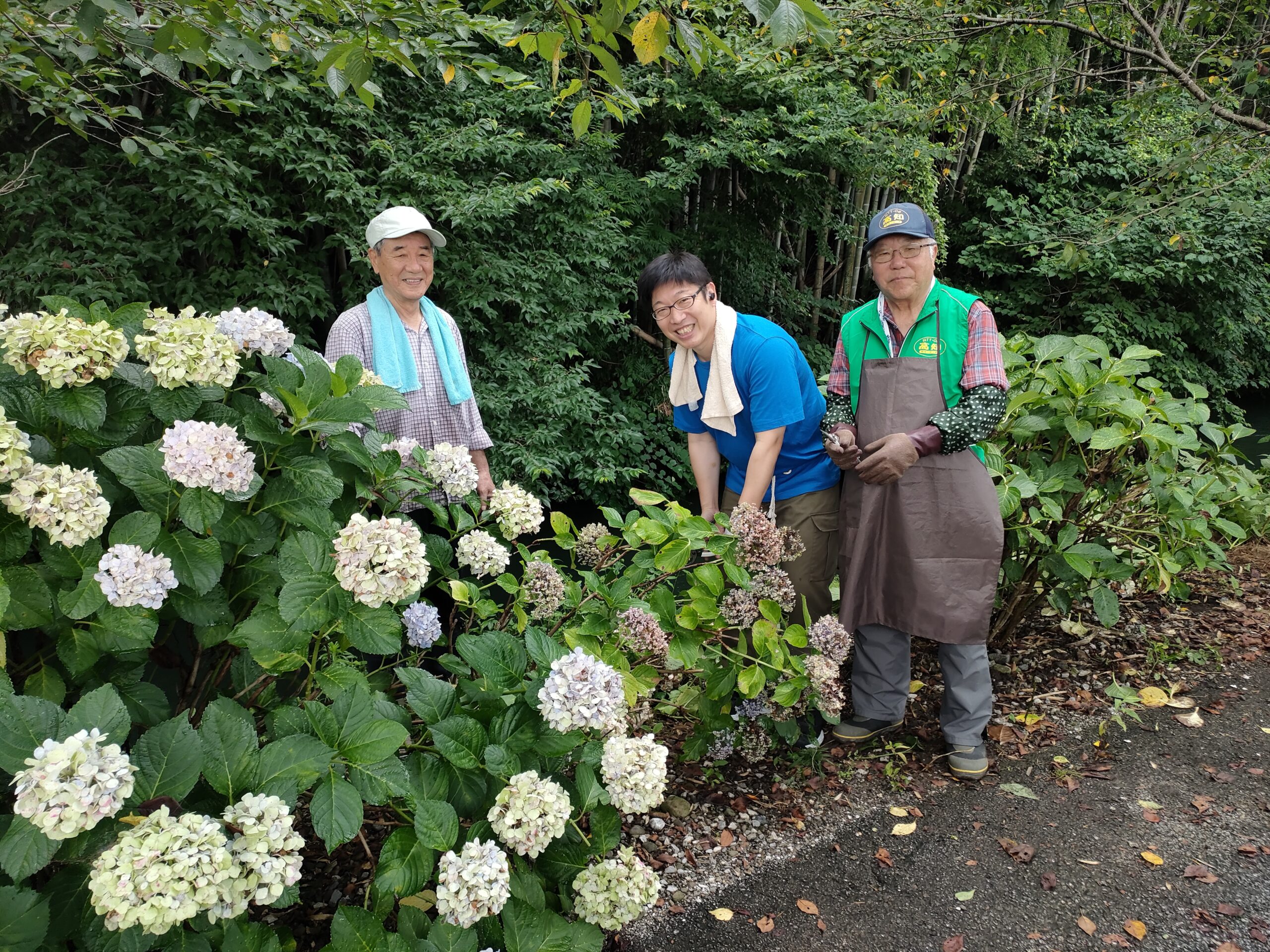 地域のみなさんと屋外で活動する楠目しんいちろう