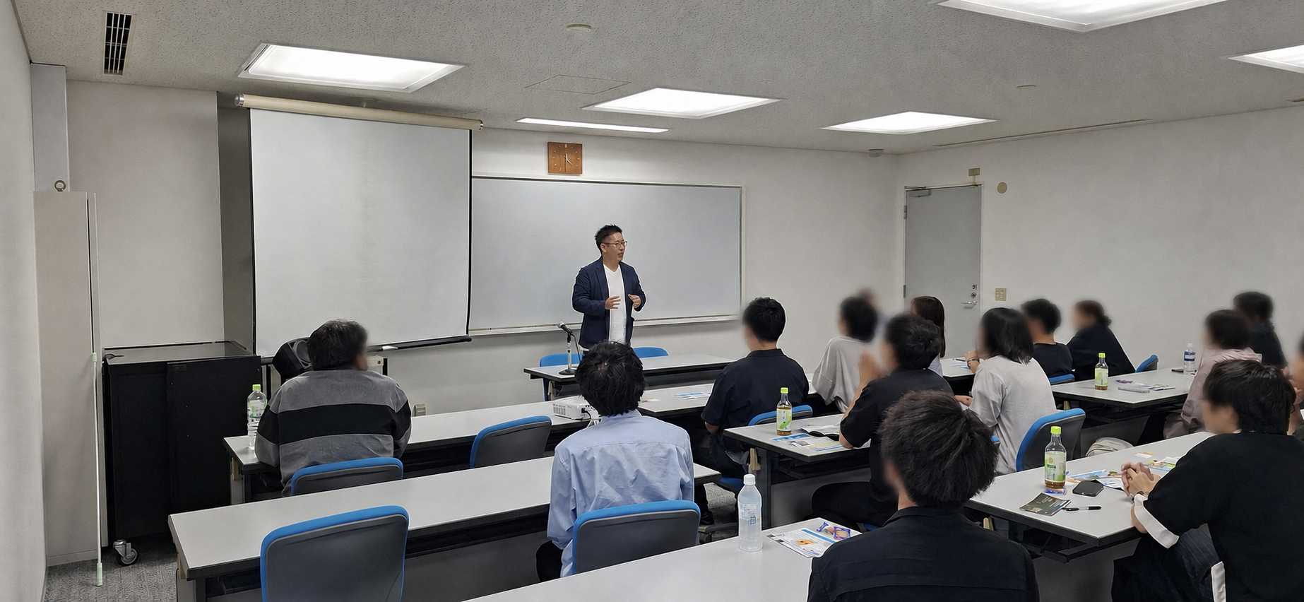 会場で参加者に向けて話す楠目しんいちろう